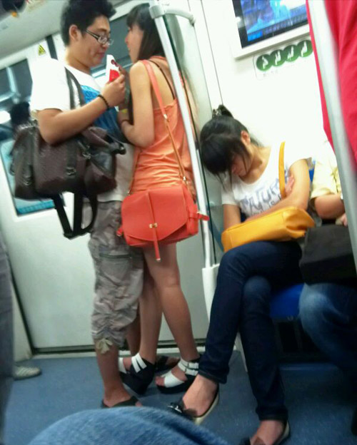 地铁上看到的情侣图片，让单身的我情何以堪